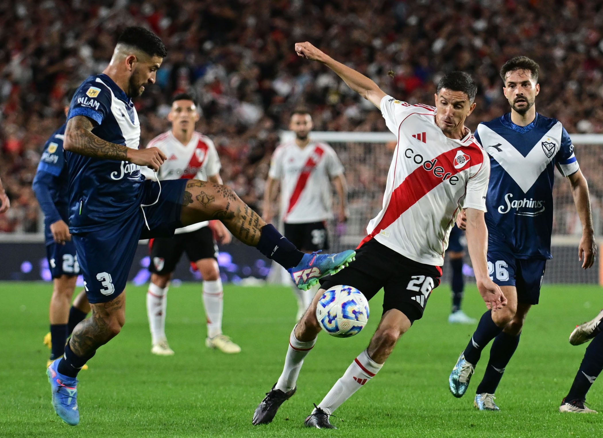 Elías Gómez disputa la pelota con Ignacio Fernández