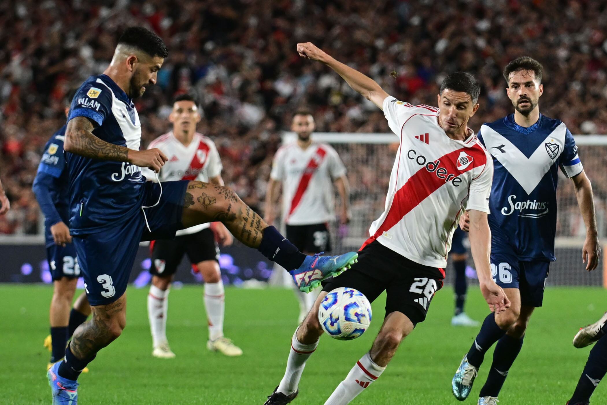 Elías Gómez disputa la pelota con Ignacio Fernández