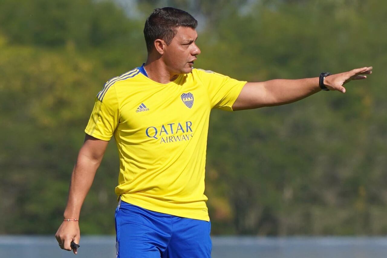 Battaglia da indicaciones durante el entrenamiento xeneize