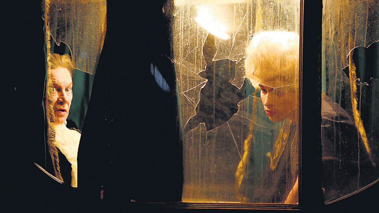 Helmut Berger y Ann Göbel en una carroza cuyos cristales rotos presagian el fin de una época.