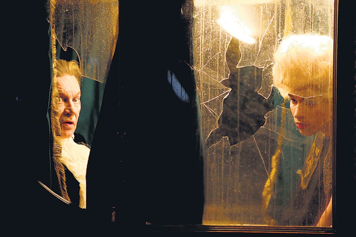 Helmut Berger y Ann Göbel en una carroza cuyos cristales rotos presagian el fin de una época.