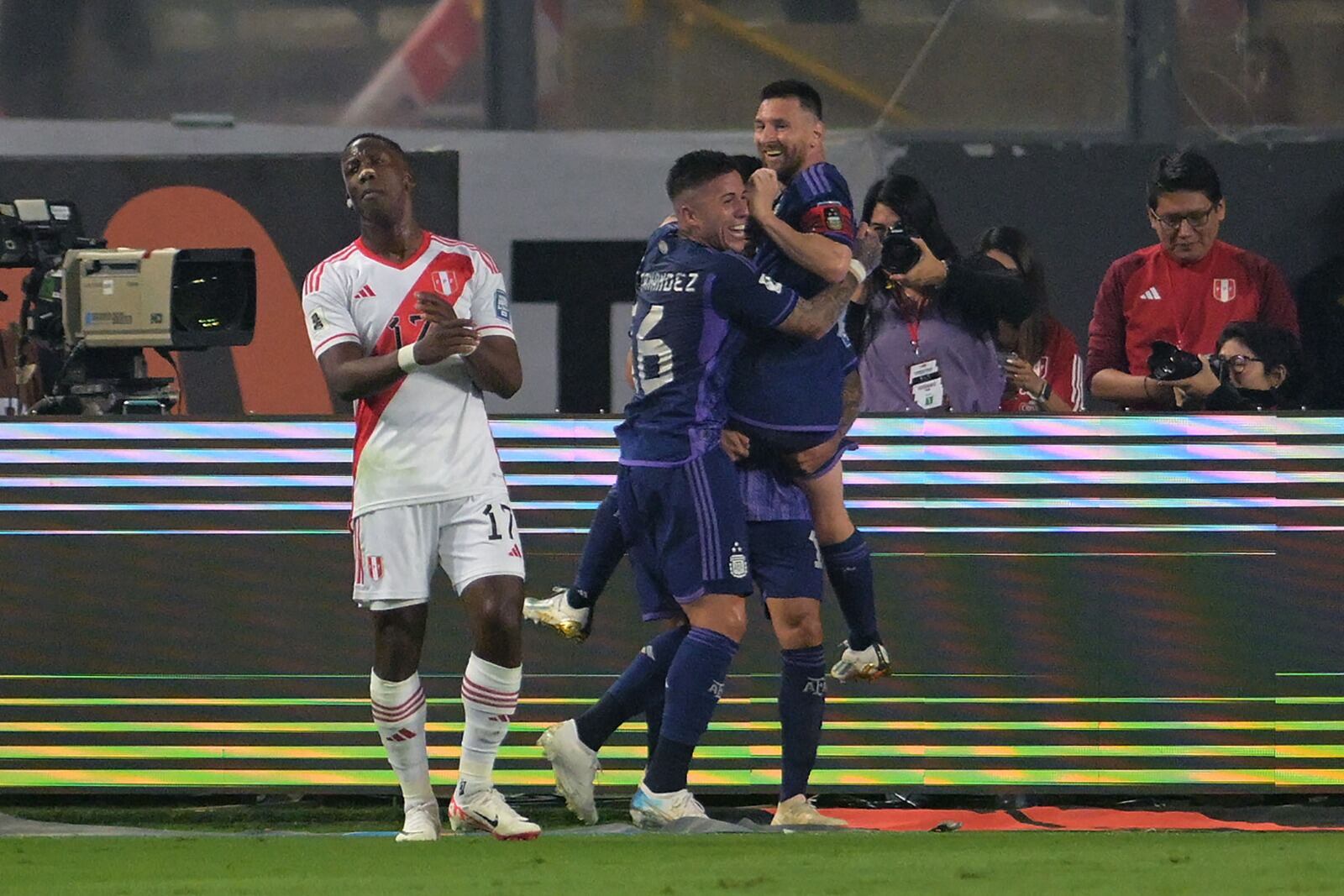 Festejan Messi, Enzo y Nico González. Sufre Advíncula, quien tuvo un partido para el olvido