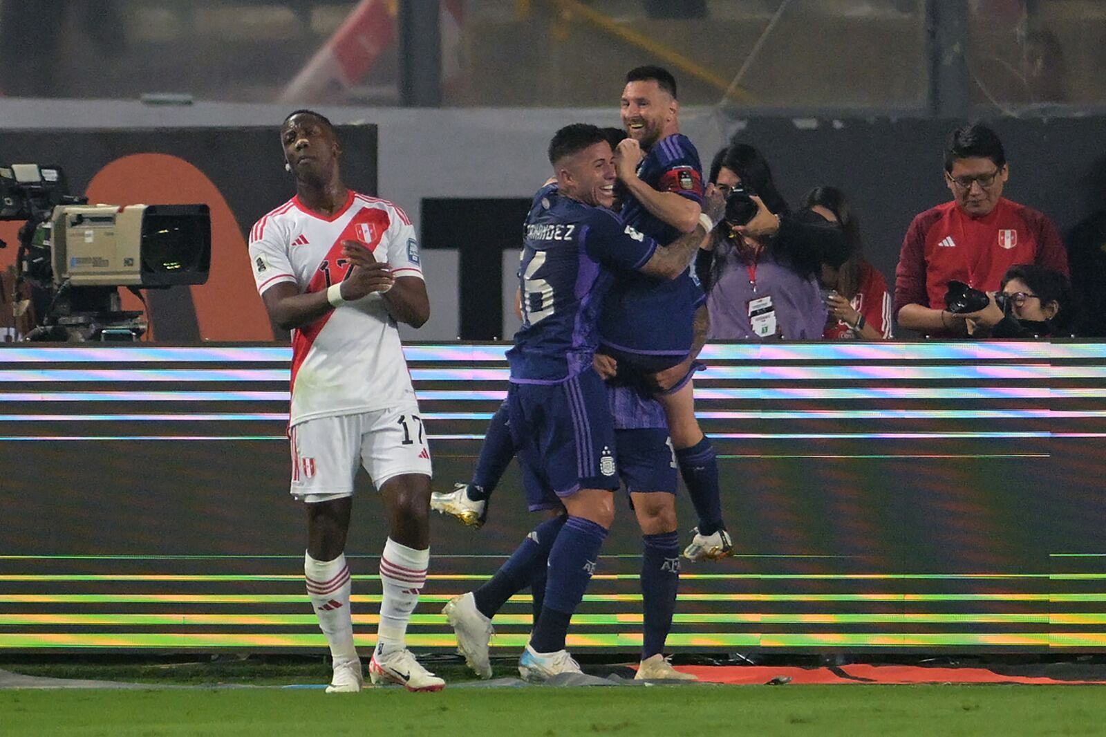 Festejan Messi, Enzo y Nico González. Sufre Advíncula, quien tuvo un partido para el olvido