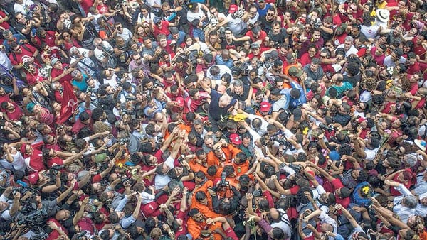 Buscando a Lula. El momento exacto en que el ex presidente de Brasil terminó la misa y el acto y fue llevado en andas de vuelta al sindicato.