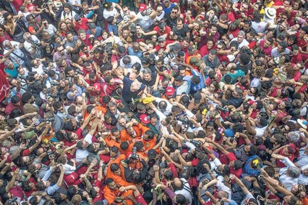 Buscando a Lula. El momento exacto en que el ex presidente de Brasil terminó la misa y el acto y fue llevado en andas de vuelta al sindicato.