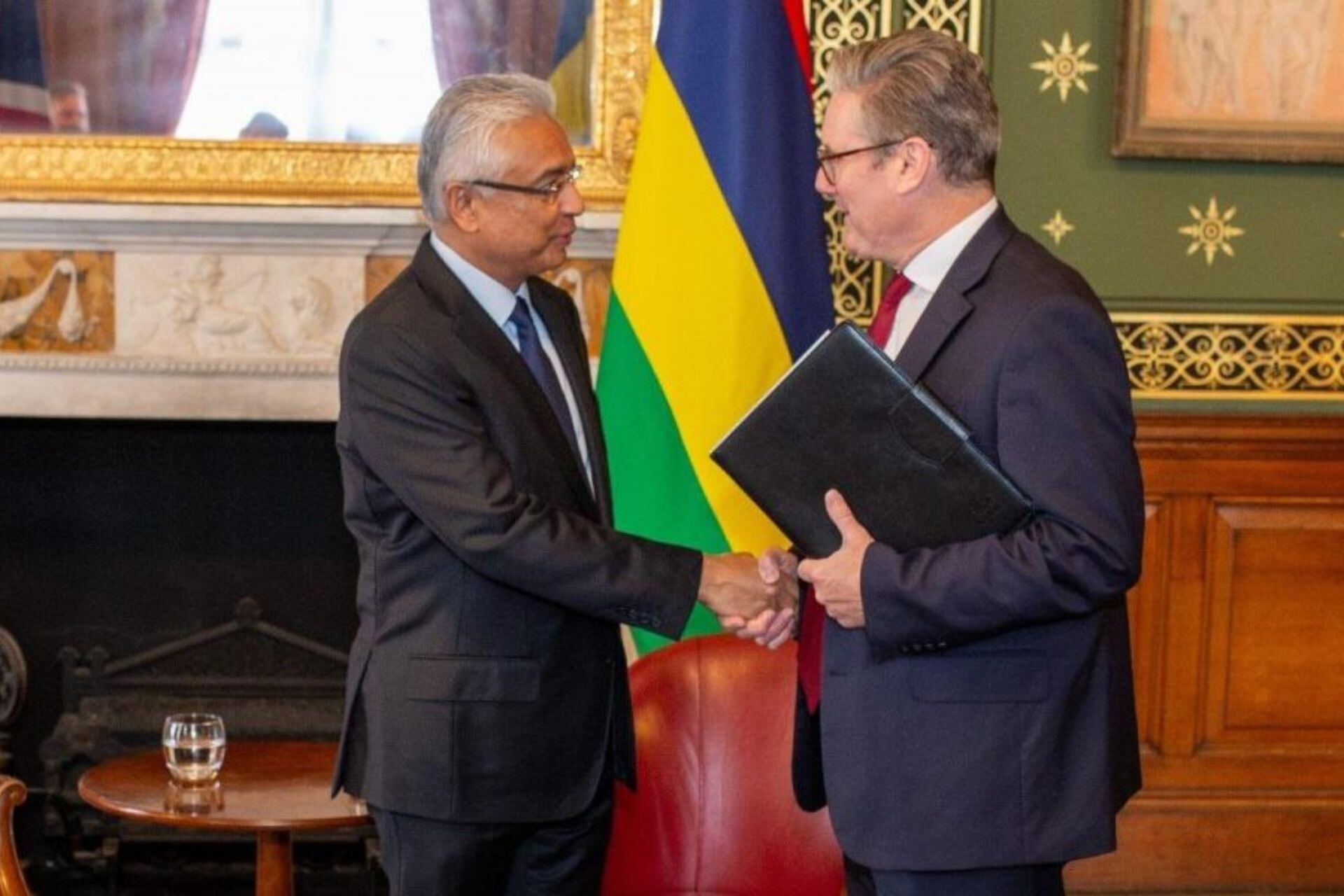 El primer ministro británico, Keir Starmer, y su homólogo de Mauricio, Pravind Kumar Jugnauth, celebraron el tratado como un paso más hacia una mejor relación.
