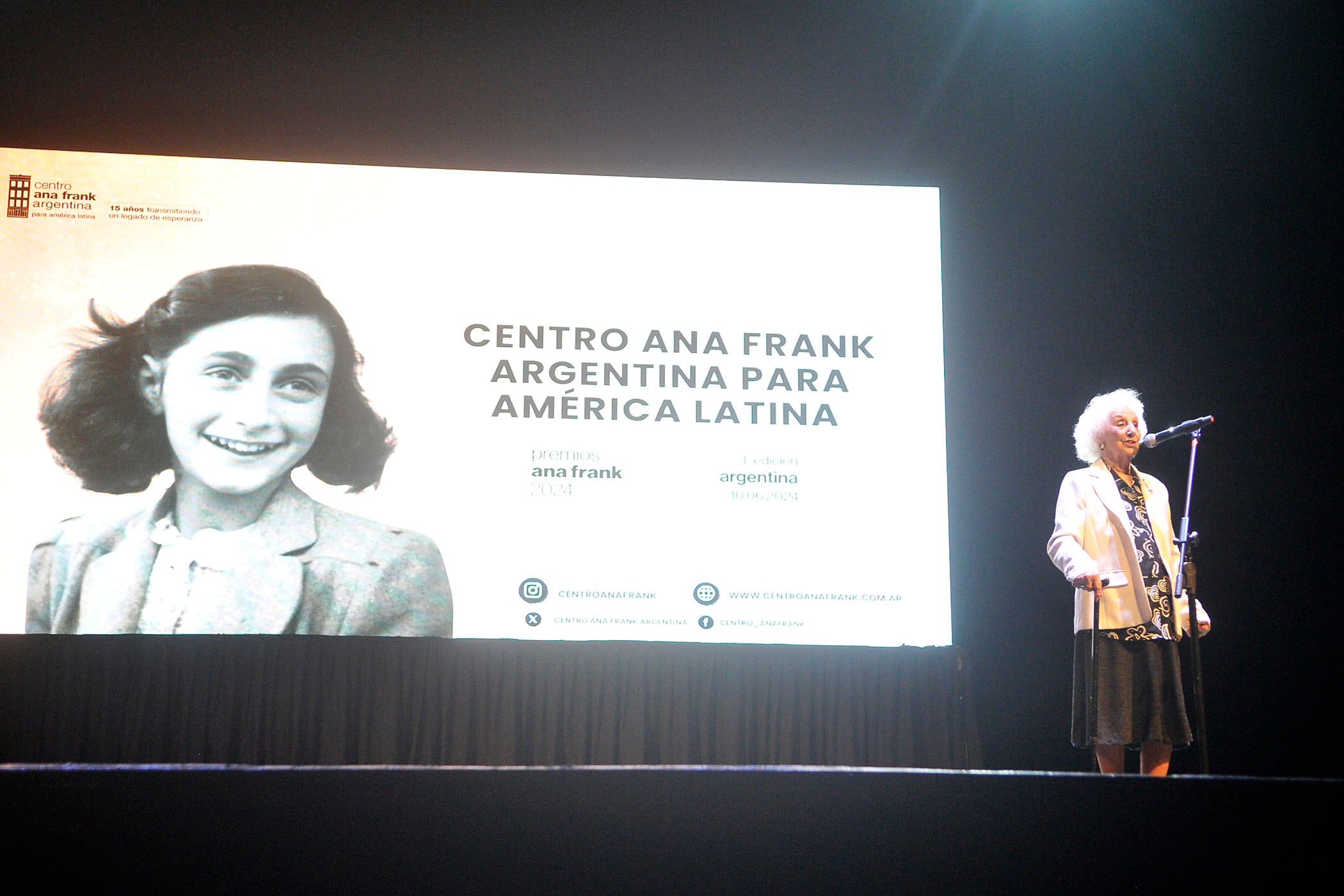 Estela de Carlotto recibieno el premio.