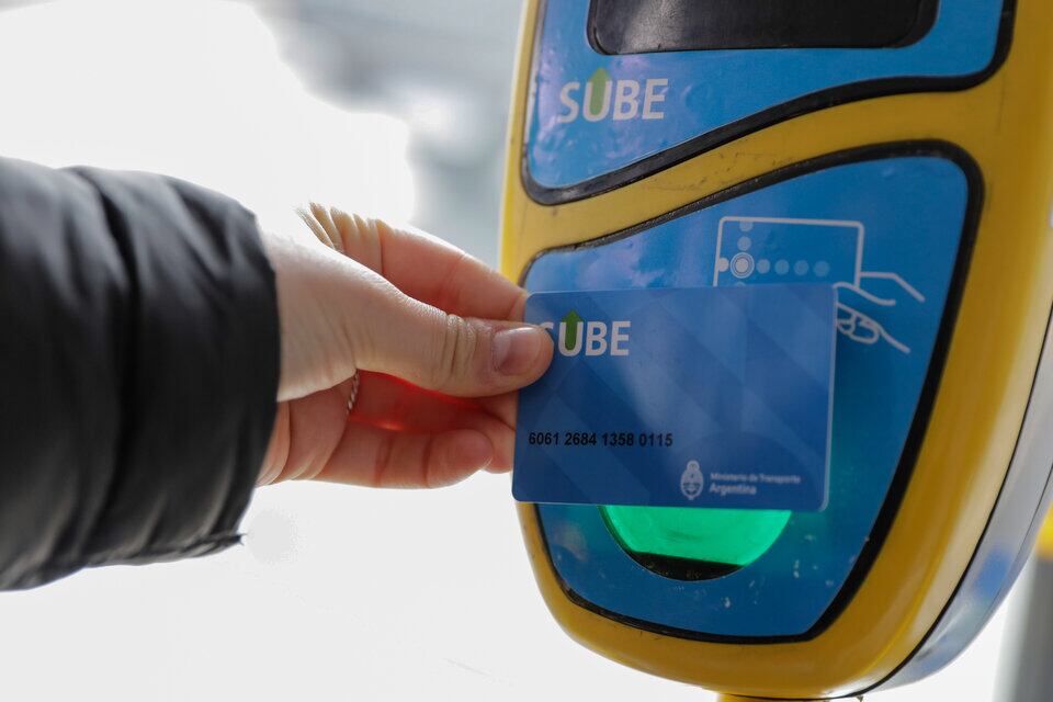 El boleto mínimo de colectivo trepa de 52,96 a 76,92 pesos. 