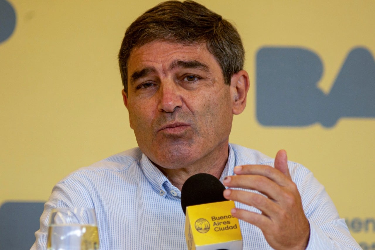 Fernán Quirós dijo que antes de evaluar un pasaporte sanitario se debe completar la inoculación a todos los que quieren vacunarse.