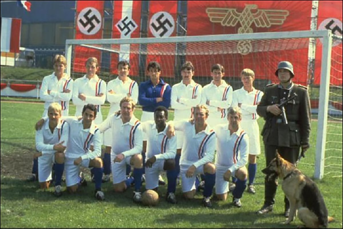 Pelé, junto a Michael Caine y Bobby Moore. Al lado de Caine, Osvaldo Ardiles. Atras, el arquero es Sylvester Stallone.