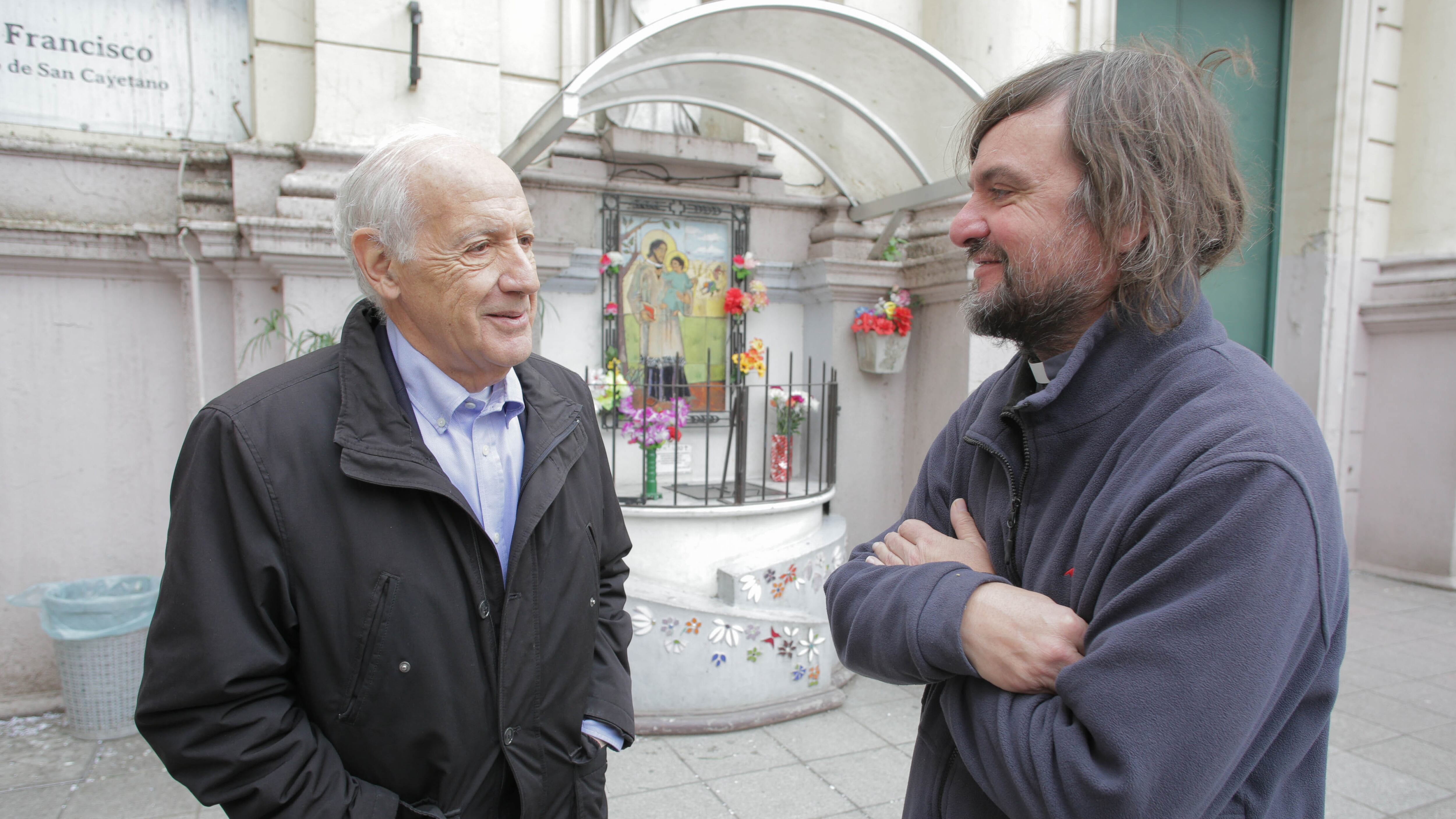 El candidato de Consenso Federal junto al sacerdote Pepe Di Paola.