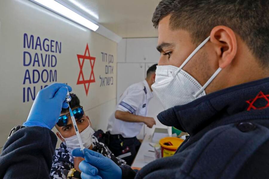 Israel avanzó rápido con la vacunación y por la variante Delta enfrenta una nueva ola de covid con elevado número de muertos.