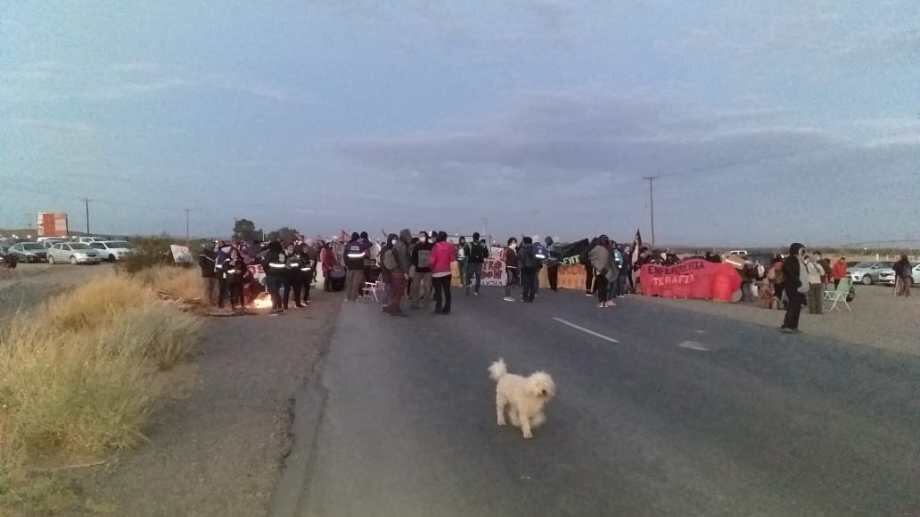 Trabajadores de la salud de Neuquén cortan rutas, en el inicio del fin de semana turístico, en las localidades de Arroyito y Junín de los Andes.