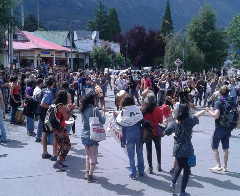 Los vecinos y ambientalistas que se oponen a la entrega de tierras fueron reprimidos con gas pimienta.