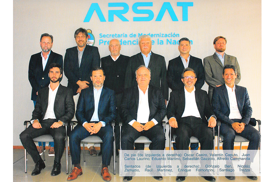 Los directivos de Arsat incluyeron una foto suya de página completa en el libro. El presidente Raúl Martínez, abajo en el centro