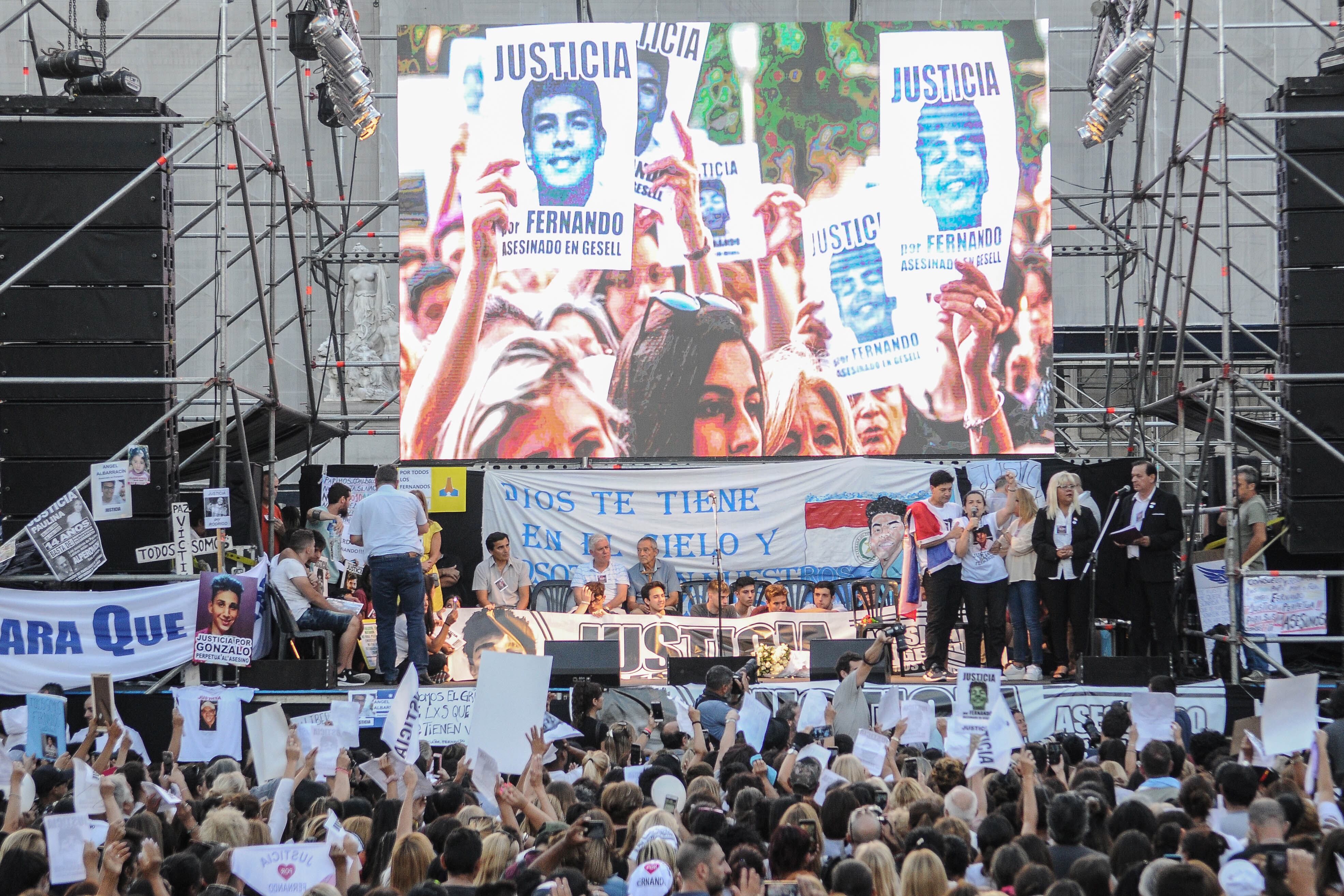 La imagen de Fernando en la pantalla. Sus padres, en el escenario montado frente al Congreso.