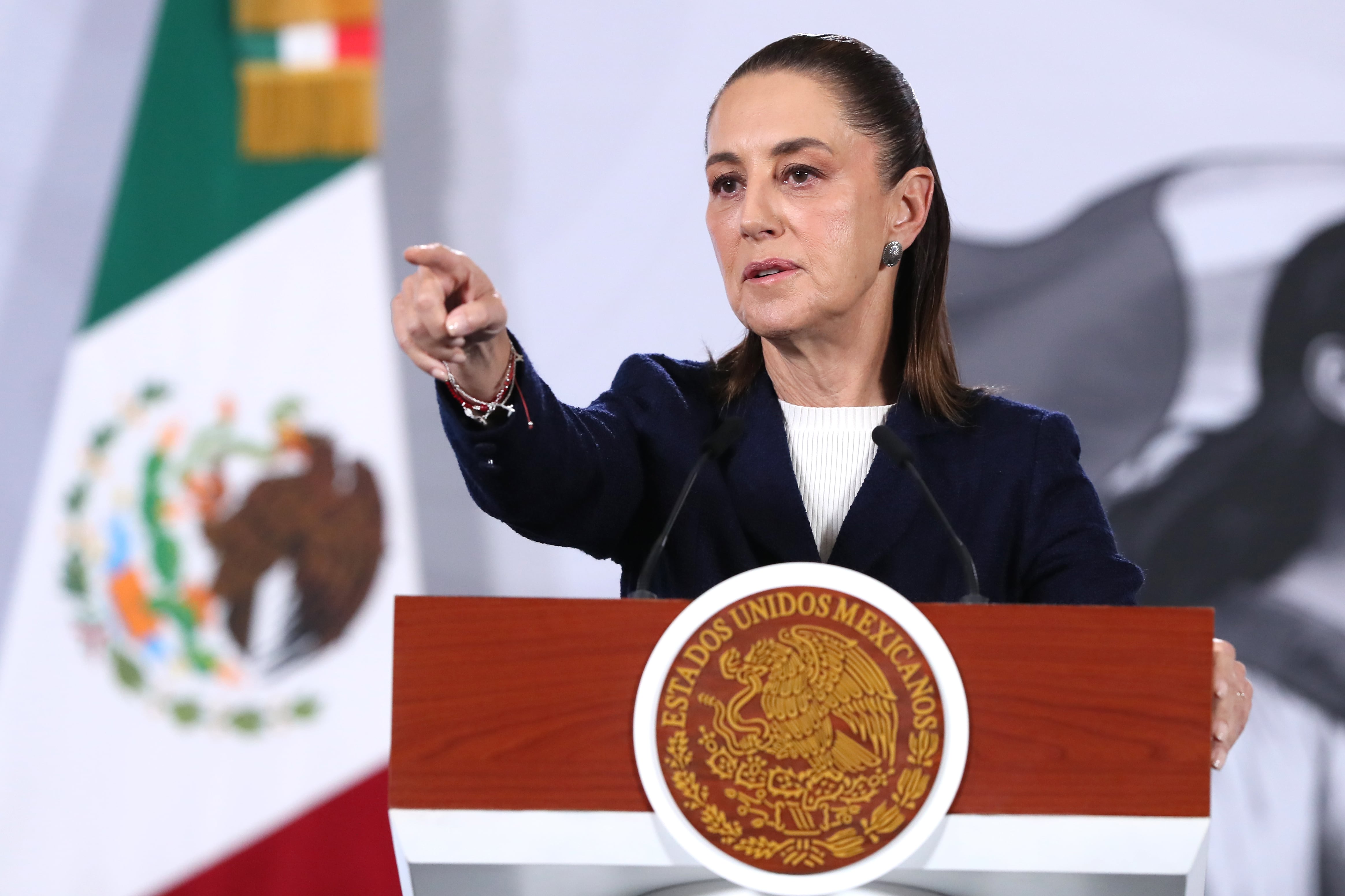 MEX1339. CIUDAD DE MÉXICO (MÉXICO), 15/12/2025.- La presidenta de México, Claudia Sheinbaum, reacciona durante una rueda de prensa este lunes, en EL Palacio Nacional de Ciudad de México (México). Sheinbaum aseguró que la fortaleza del peso frente al dólar refleja la solidez de la economía nacional y la confianza de los mercados, al tiempo que expresó su expectativa de que la revisión del tratado comercial con Estados Unidos y Canadá en 2026 se desarrolle de manera positiva. EFE/ Mario Guzmán
