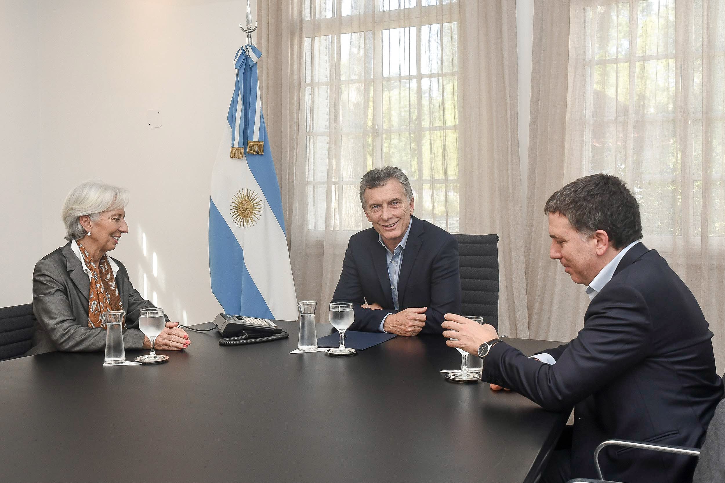 Christine Lagarde, Mauricio Macri y Nicolás Dujovne, los autores de la bomba financiera.