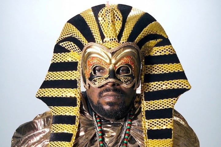 Afrika Bambaataa utilizando el atuendo nemes, característico de los faraones.