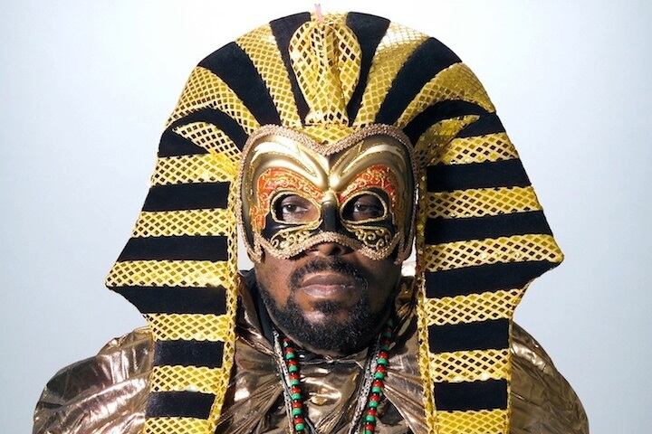 Afrika Bambaataa utilizando el atuendo nemes, característico de los faraones.