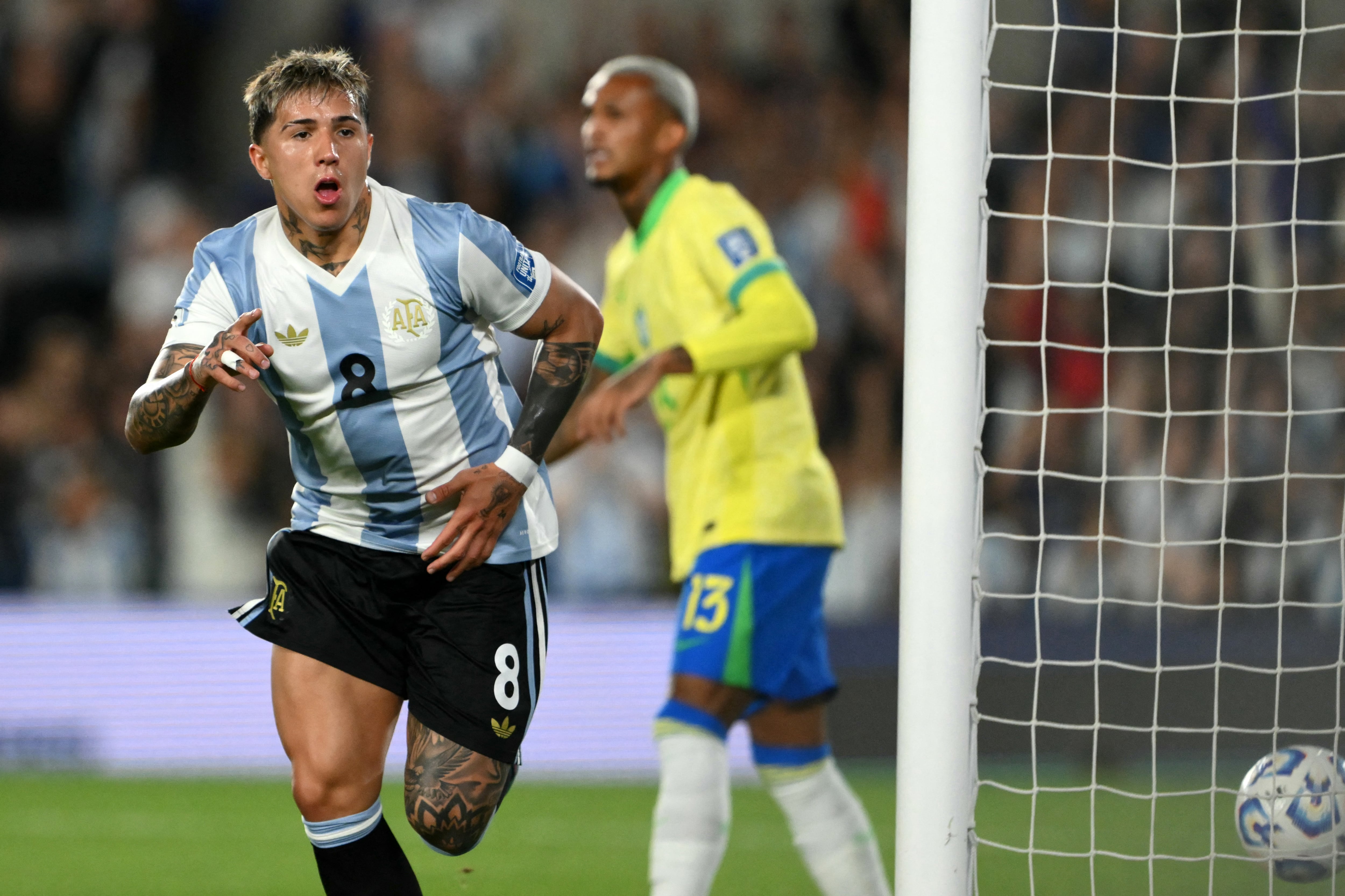 Enzo Fernández festeja su golazo, el segundo de la Selección, tras una jugada colectiva genial
