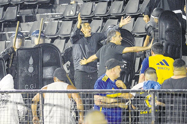 Riquelme intercedió entre la policía y los hinchas, y así frenó la represión.