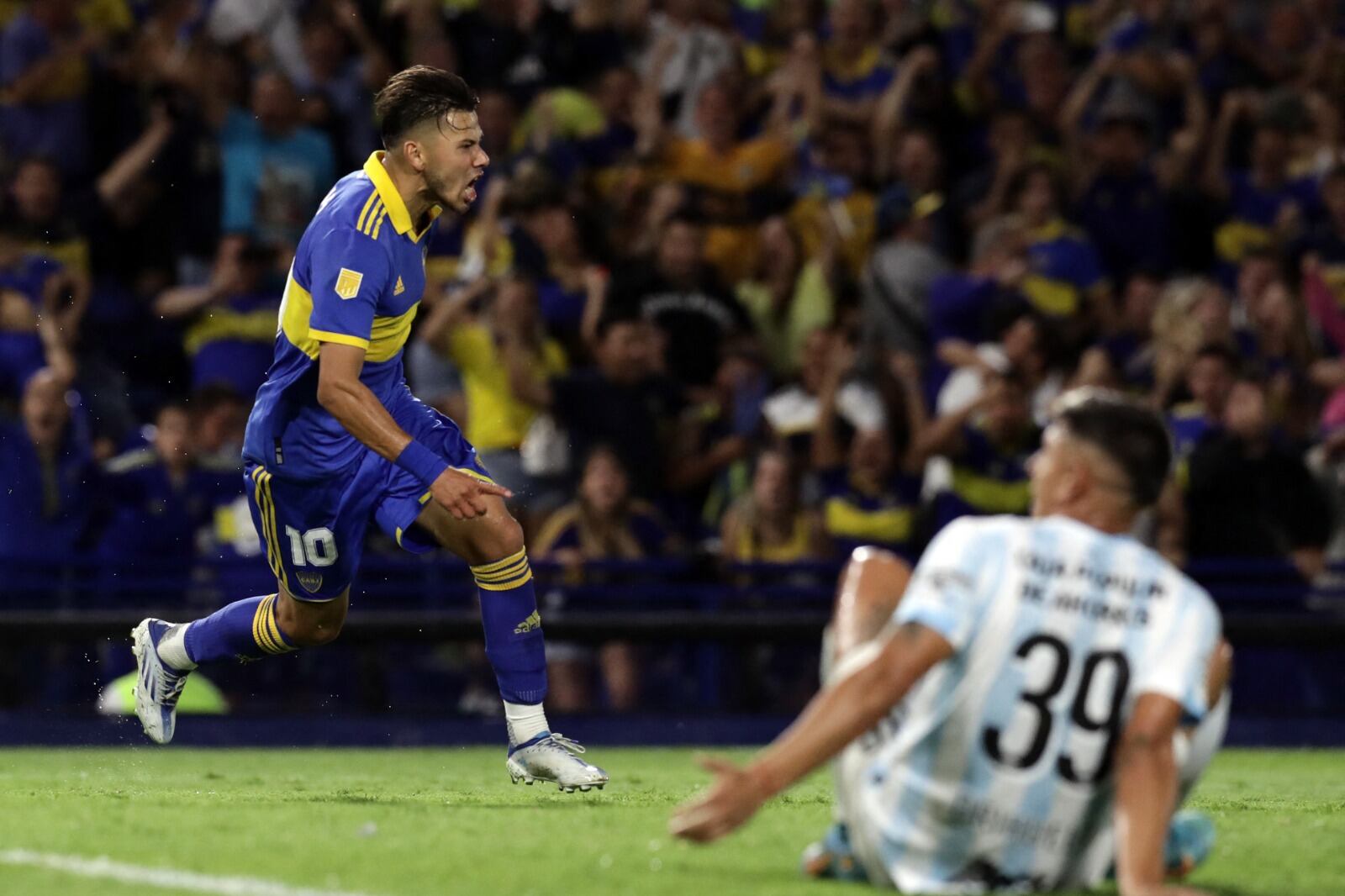 Óscar Romero lo grita con todo; mientras Matías Orihuela, uno de los que pasó de largo en el pase de Villa, lo sufre.