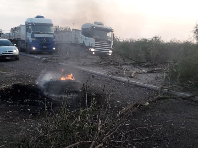 Corte en la ruta nacional 34 a la altura de la comunidad El Ceibal 