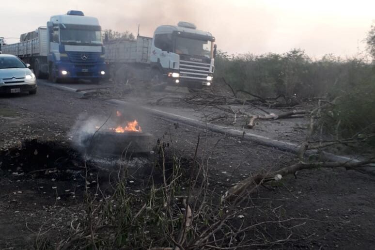 Corte en la ruta nacional 34 a la altura de la comunidad El Ceibal