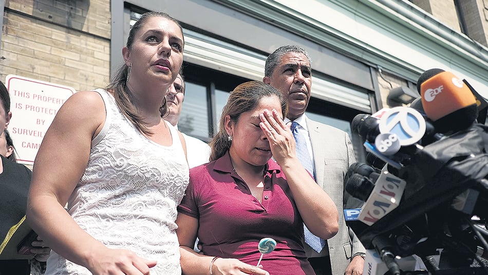 La guatemalteca Yeni Maricela González García habla con los medios tras reunirse con sus hijos en Nueva York.