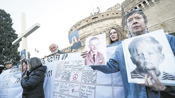 Varias personas participan en una manifestación en apoyo a las víctimas de abuso en el Castillo de Sant’ Angelo.