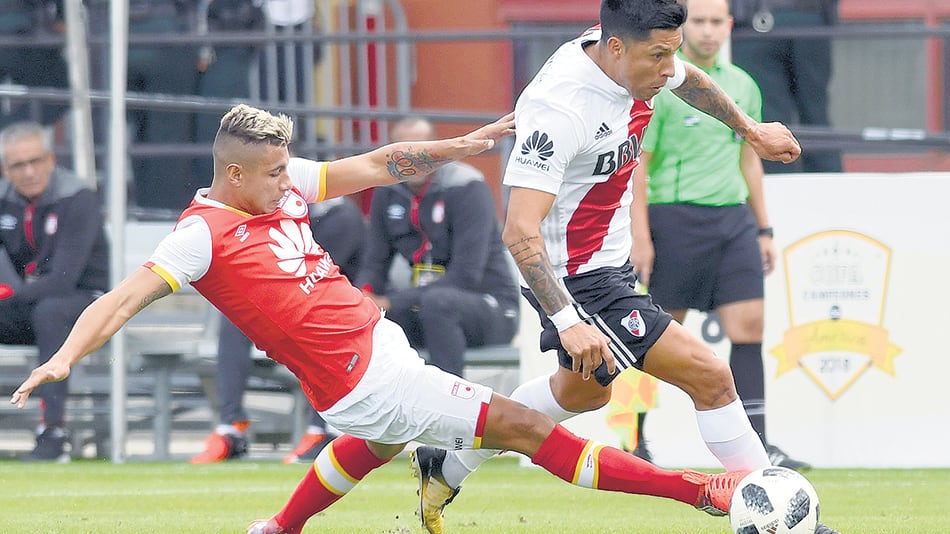 Enzo Pérez maniobra en uno de los pasajes del partido, y luego se fue expulsado.