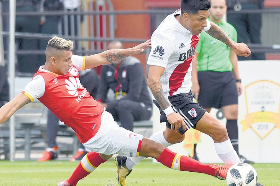 Enzo Pérez maniobra en uno de los pasajes del partido, y luego se fue expulsado.