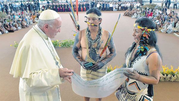 El Papa con aborígenes en la Amazonía, en enero en Perú.