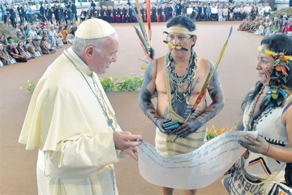 El Papa con aborígenes en la Amazonía, en enero en Perú.