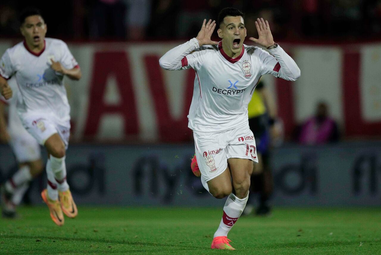 Cristaldo grita su gol de penal, el 14° en este torneo