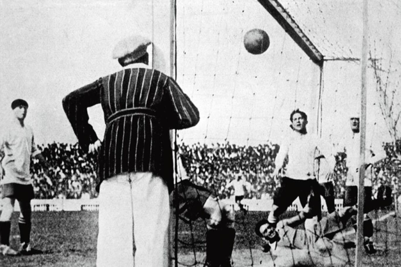 El gol olímpico de Cesáreo Onzari, el primero de la historia del fútbol.