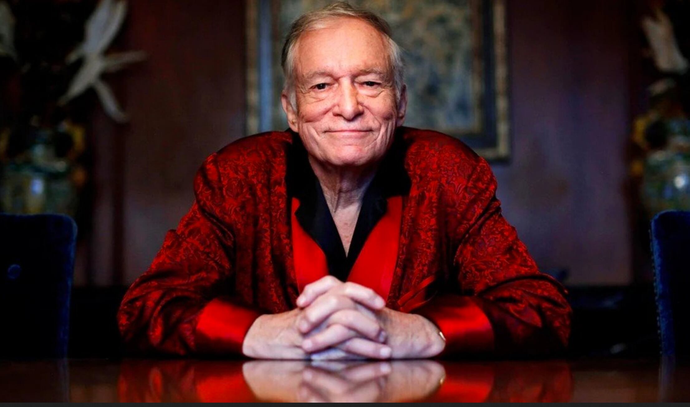 Hugh Hefner ya al final de su vida, en esa imagen de bon vivant buena onda, siempre de bata y sonrisa canchera. Muchísimas personas cuentan abusos de la maquinaria del conejito.  