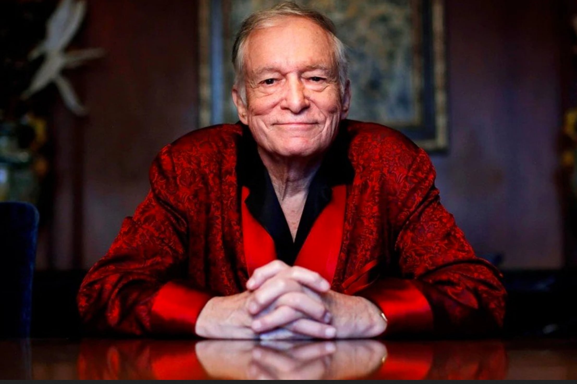 Hugh Hefner ya al final de su vida, en esa imagen de bon vivant buena onda, siempre de bata y sonrisa canchera. Muchísimas personas cuentan abusos de la maquinaria del conejito.