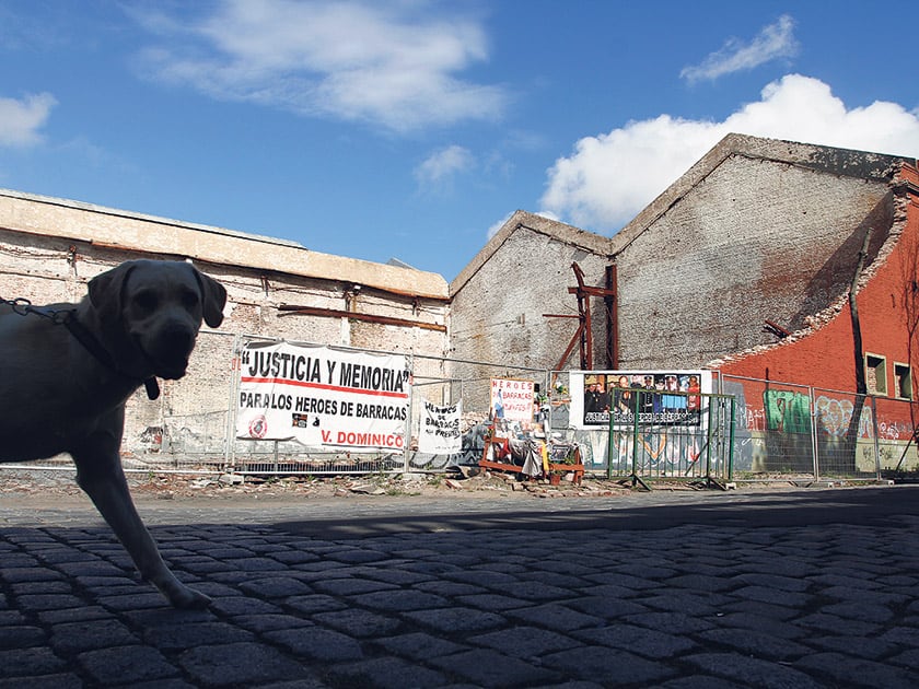 Las paredes del galpón de Barracas sostienen el homenaje a las víctimas.