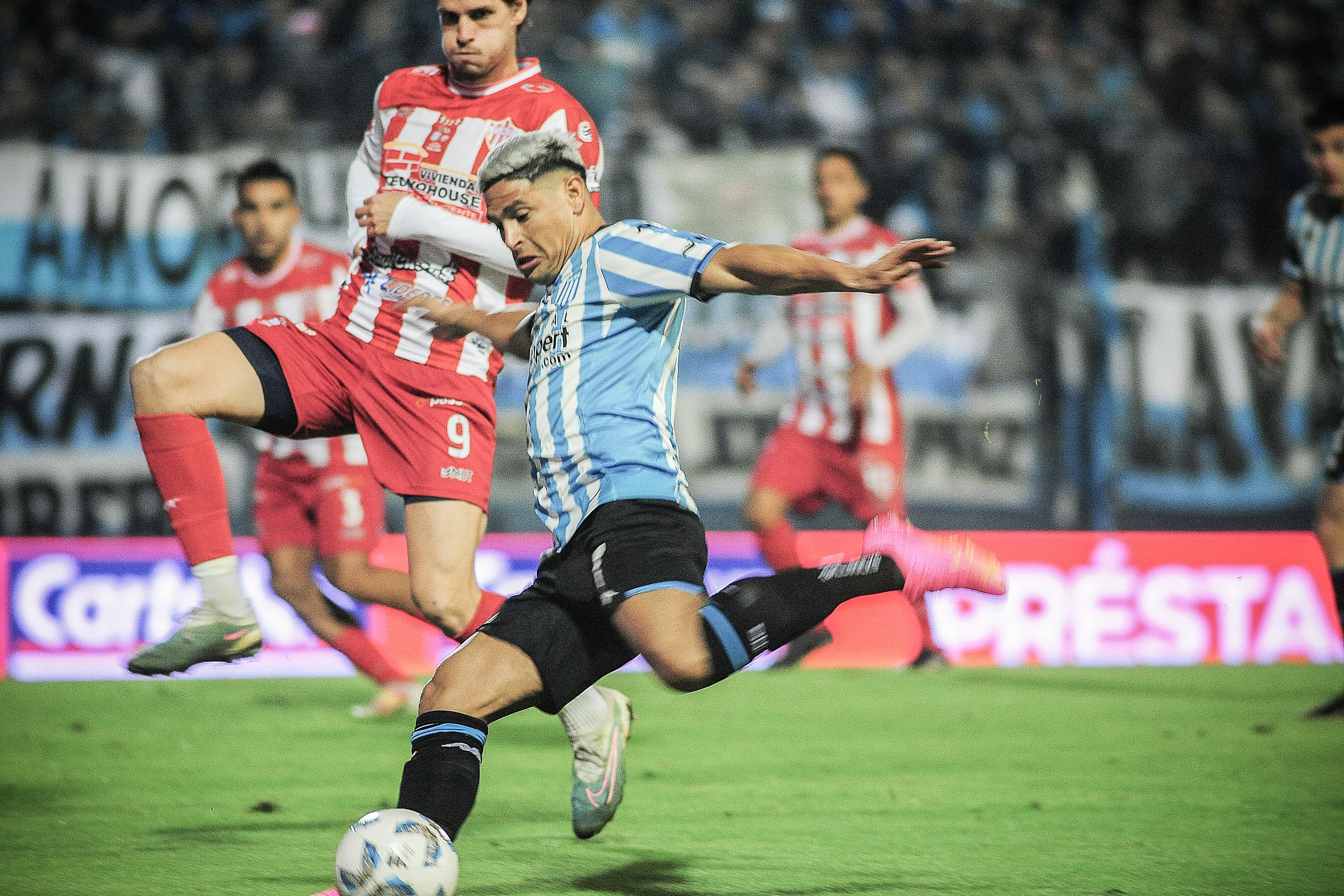 Salas buscar rematar ante la presencia de Molina