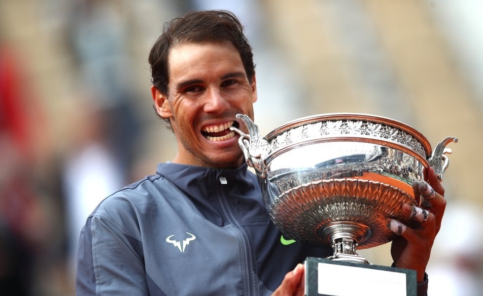 Rafael Nadal, con el trofeo que logró en 2019, bajo condiciones diferentes a las actuales.