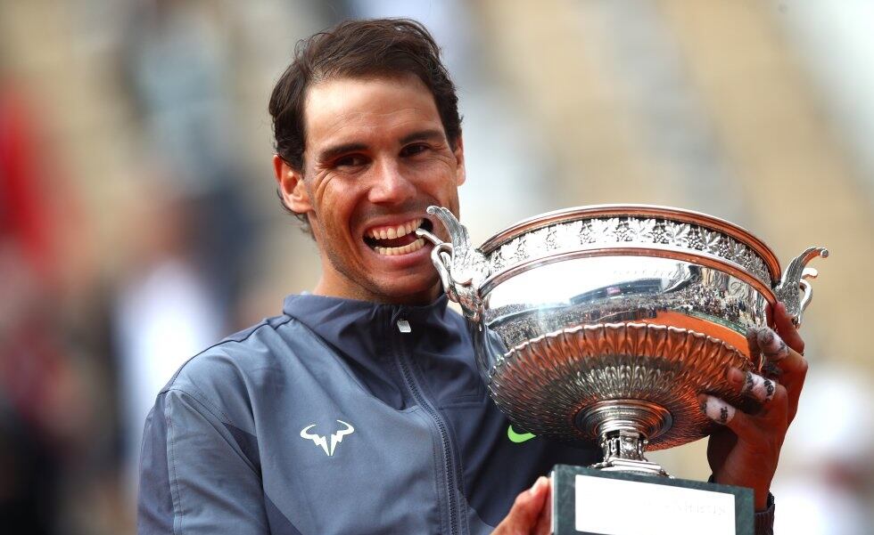 Rafael Nadal, con el trofeo que logró en 2019, bajo condiciones diferentes a las actuales.