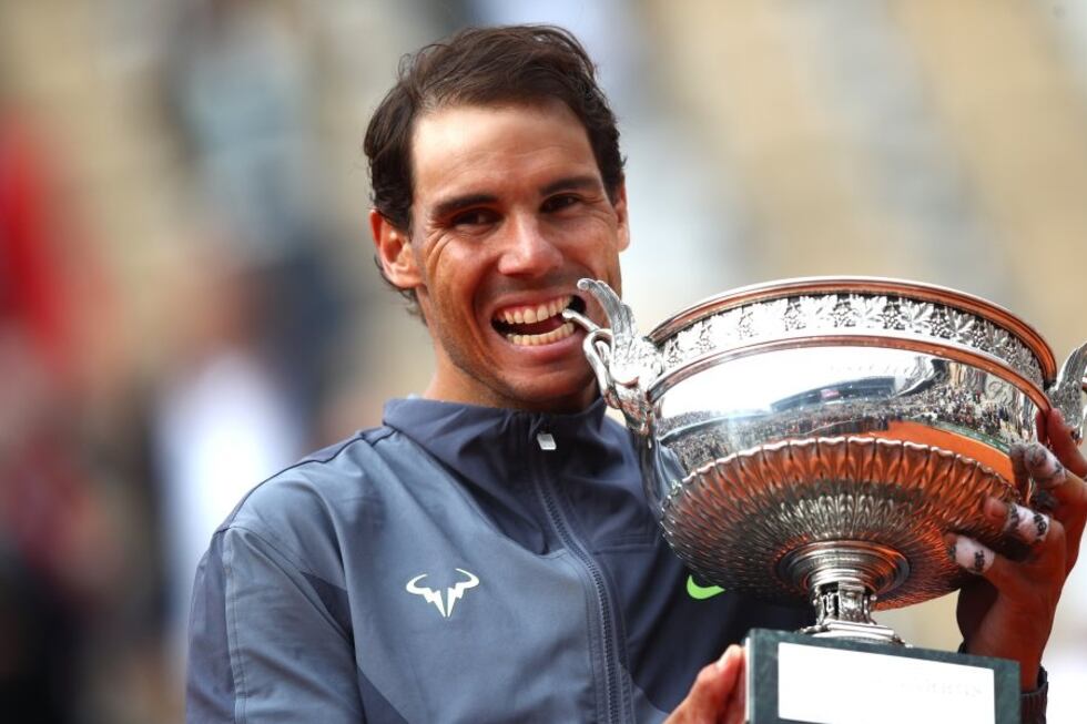 Rafael Nadal, con el trofeo que logró en 2019, bajo condiciones diferentes a las actuales.