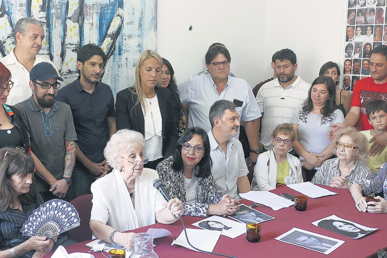 “Feliz año y hasta el próximo nieto”, dedicó Estela de Carlotto al cierre de la conferencia de prensa.