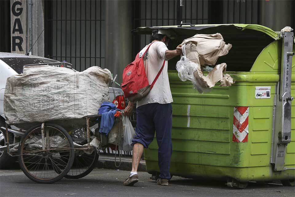 Los ingresos cartoneros están congelados desde agosto de 2024 y la importación de residuos detonó el mercado.