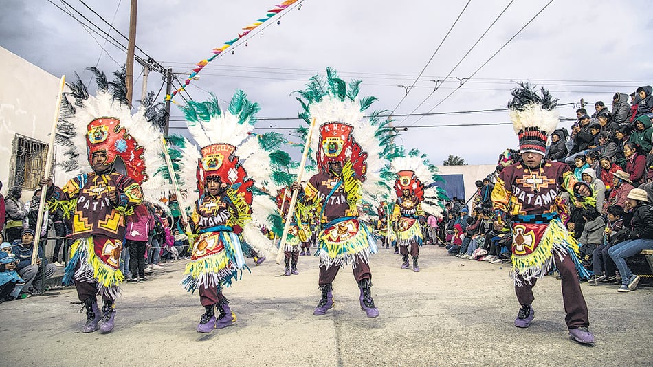 La comparsa Apatamas en el desfile del Corso de la Calle Zavaleta, en San Antonio de los Cobres.