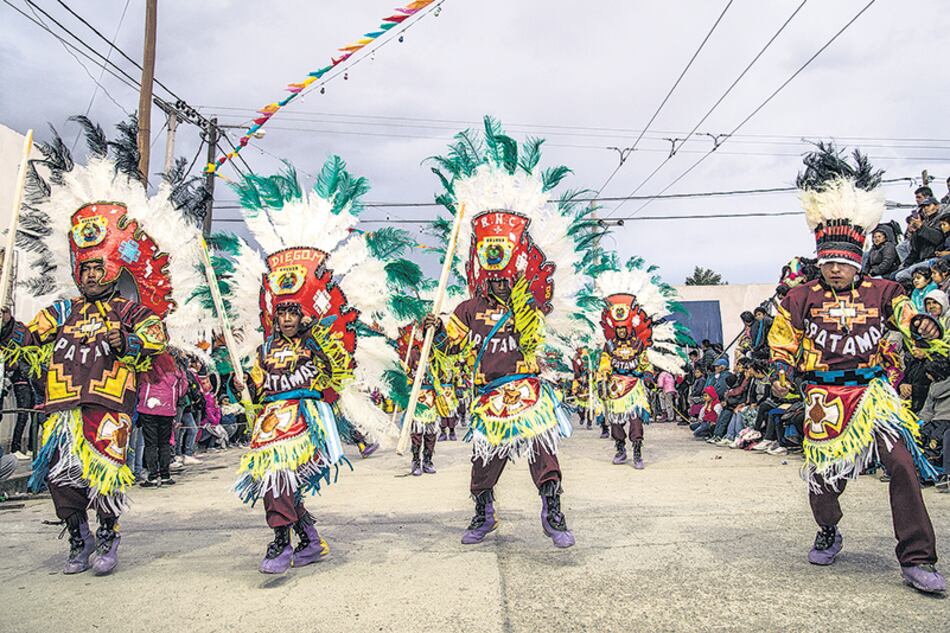 La comparsa Apatamas en el desfile del Corso de la Calle Zavaleta, en San Antonio de los Cobres.