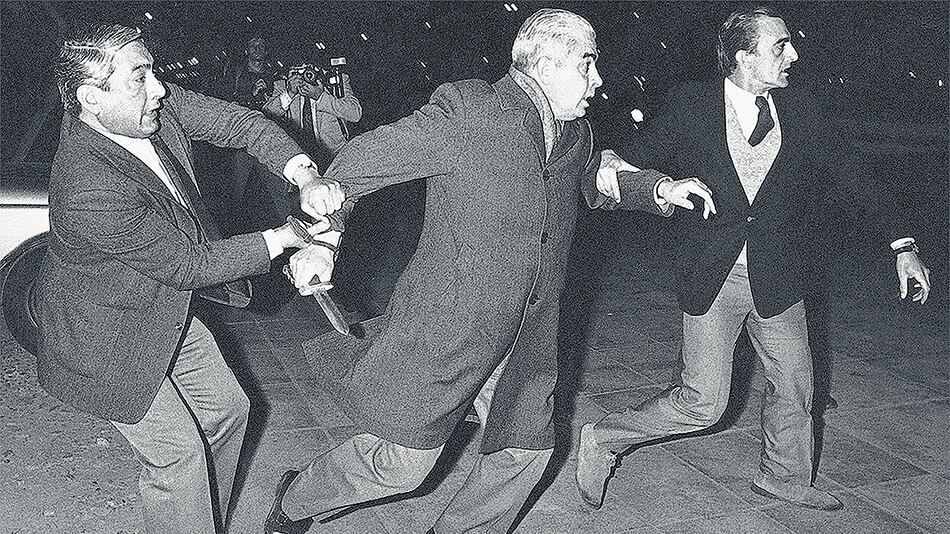 El general Luciano Benjamín Menéndez (que en paz no descanse) en la célebre escena del cuchillo.