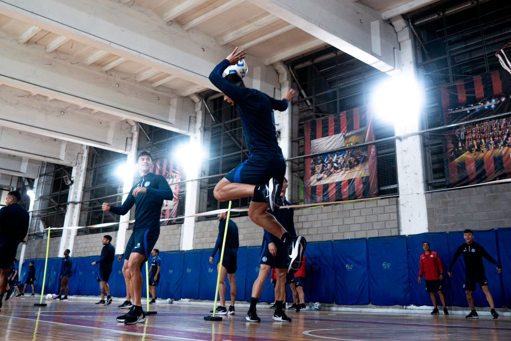 San Lorenzo entrenó bajo techo este lunes por la intensa lluvia porteña.